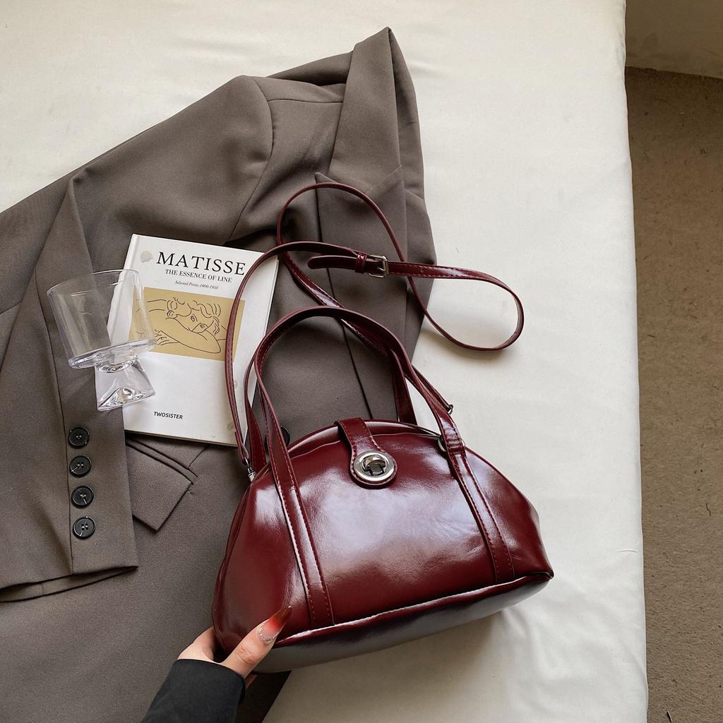 Spring and Summer Portable Dumpling Bag Women's 2025 New Niche Design High-end Fashion Versatile Messenger Saddle Bag