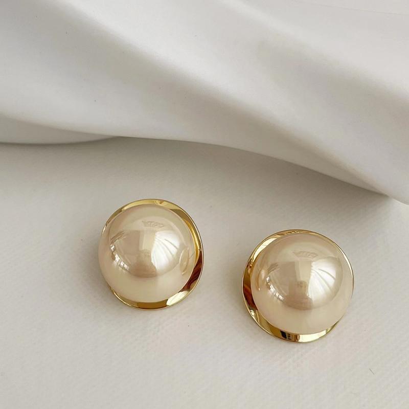 Korean Elegant Pearl Stud Earrings for Women: Versatile, High-Class Style Jewelry