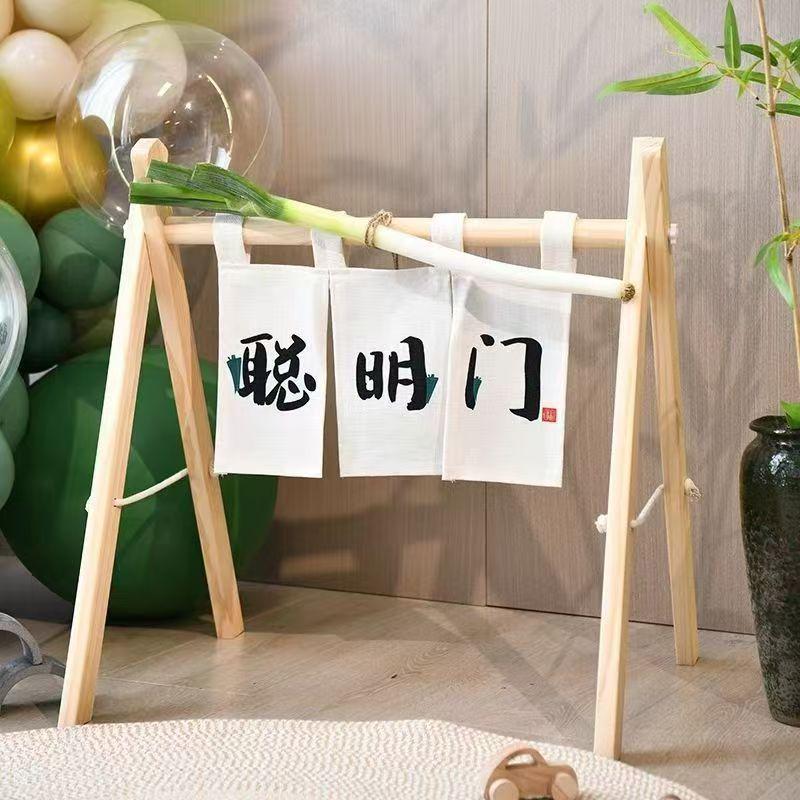 

Подарок на первый день рождения: Деревянная стойка для детского игрового коврика и гирлянда из лука для мальчиков и девочек