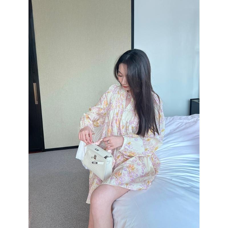 Kabelka Bílá Mini Crossbody Kabelka Dámská Všestranná a Špičková Retro Krokodýlí Vzor Hovězí Kůže Kabelka 2025 Novinka