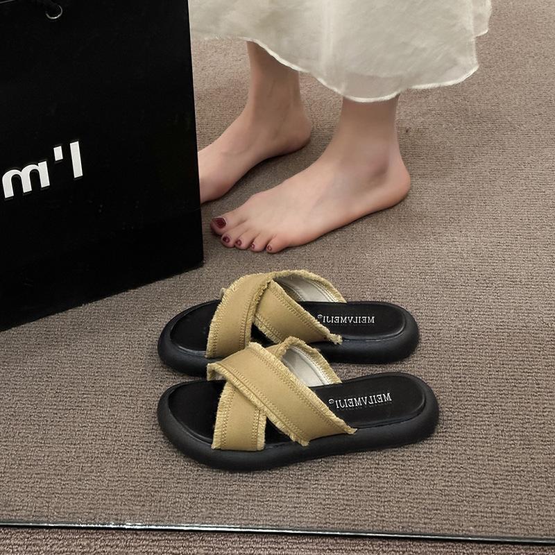 

Шлепанцы на толстой подошве с перекрещенными ремешками женские летние для улицы новые модные универсальные на плоской подошве повседневные пляжные крутые шлепанцы 40 хаки