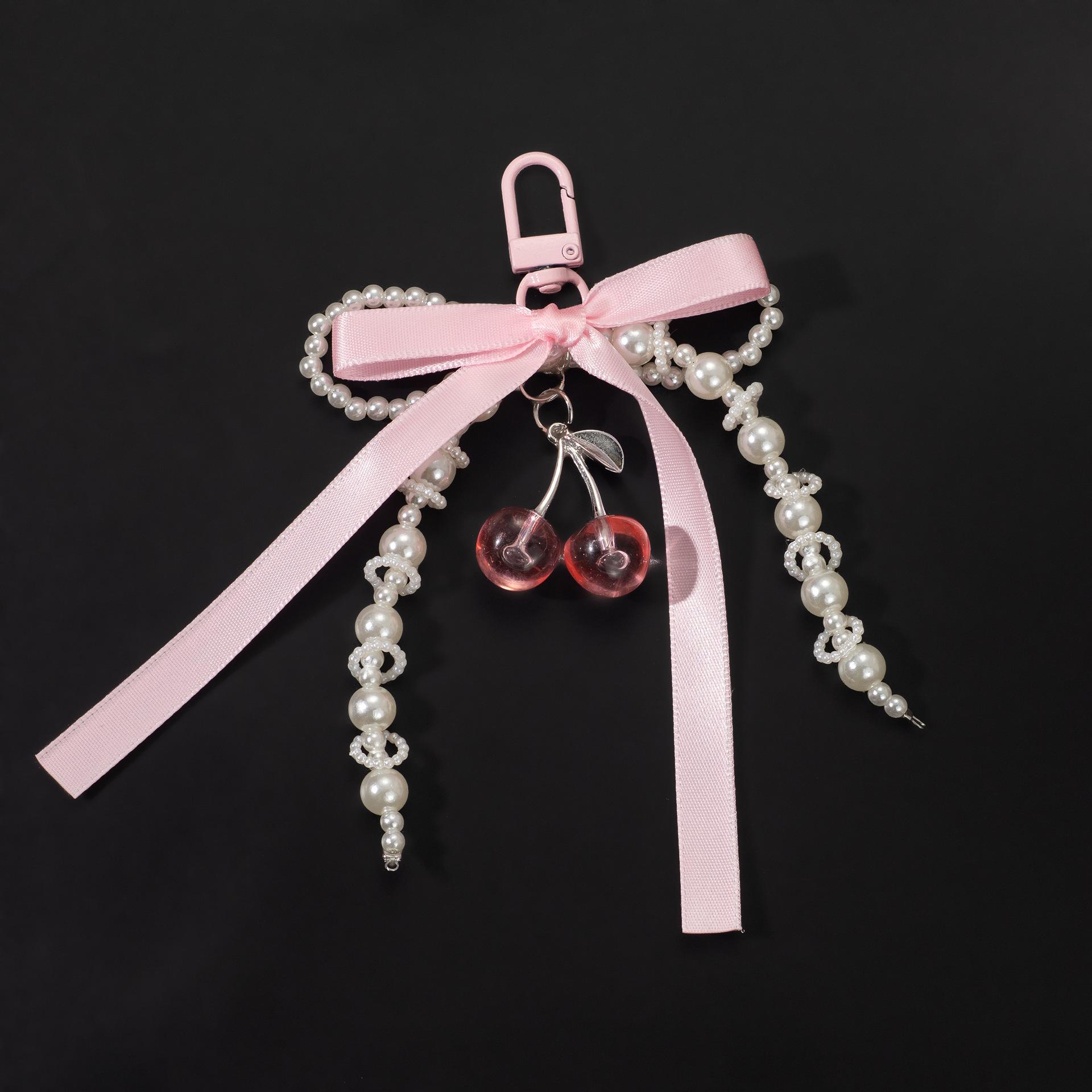 Шарм-брелок в стиле Miu с кружевным бантом и подвеской-клубникой