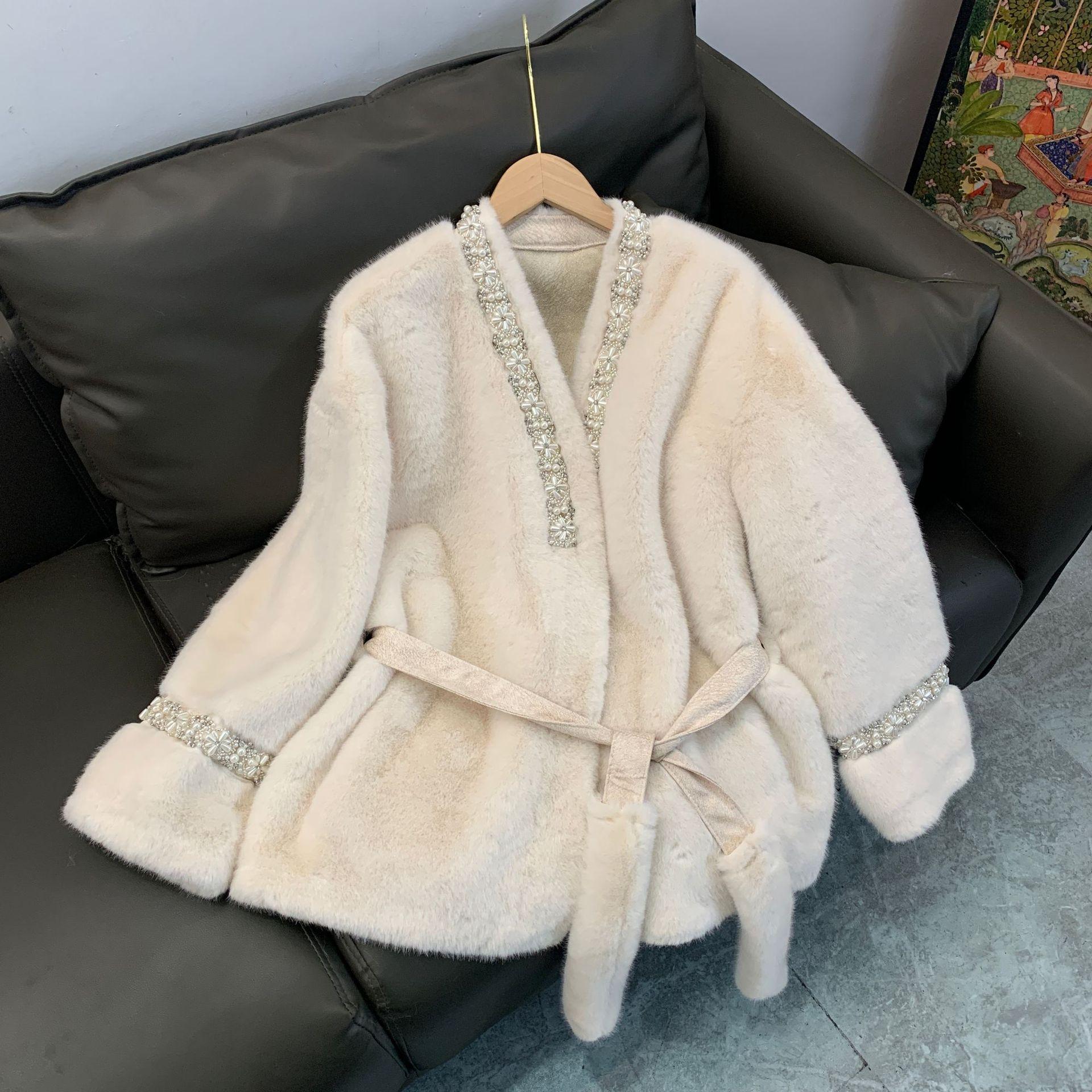 

Экологичная меховая куртка женская маленькая ветрозащитная поясная средняя длина M белый