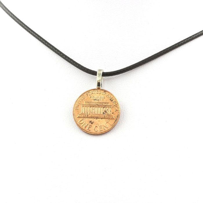 Pierres et Minéraux. Collier pièce de monnaie États-Unis 1 cent ""Lincoln Memorial Penny"" Cordon noir.