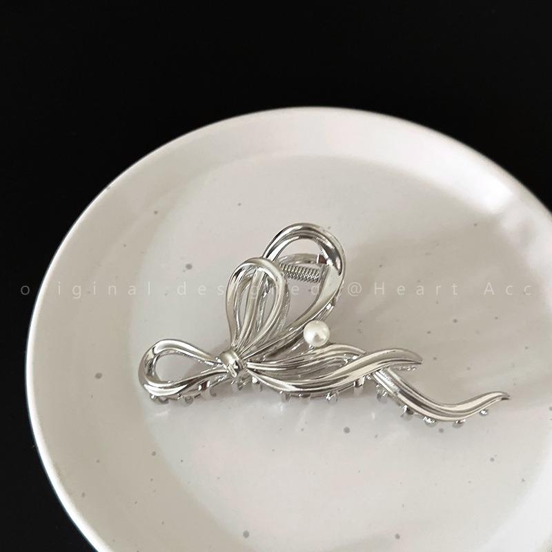 

Hip Hop Punk Style Metal Bow Pearl Hair Clip Women s Dished Hair Shark Clip High-end Feeling Grab Easy Matching Hair Accessory