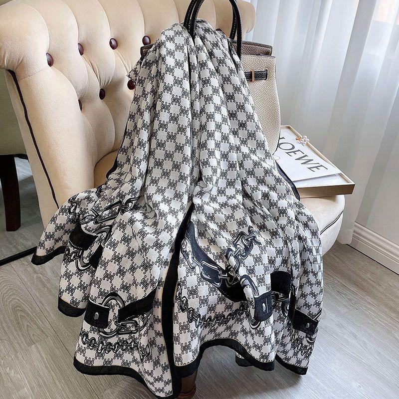 Luxury Brand Autumn and Winter Women New Style Fashion Color Matching Print Silk Scarf Lady Popular Headcloth Beach Shawl