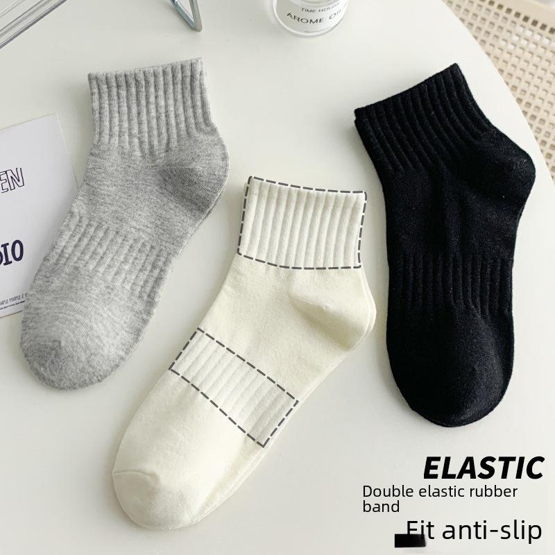 Trendy Black and White Unisex Low-Top Short Socks – Sweat-absorbent and Perfect for Autumn/Winter Sports and Couples.