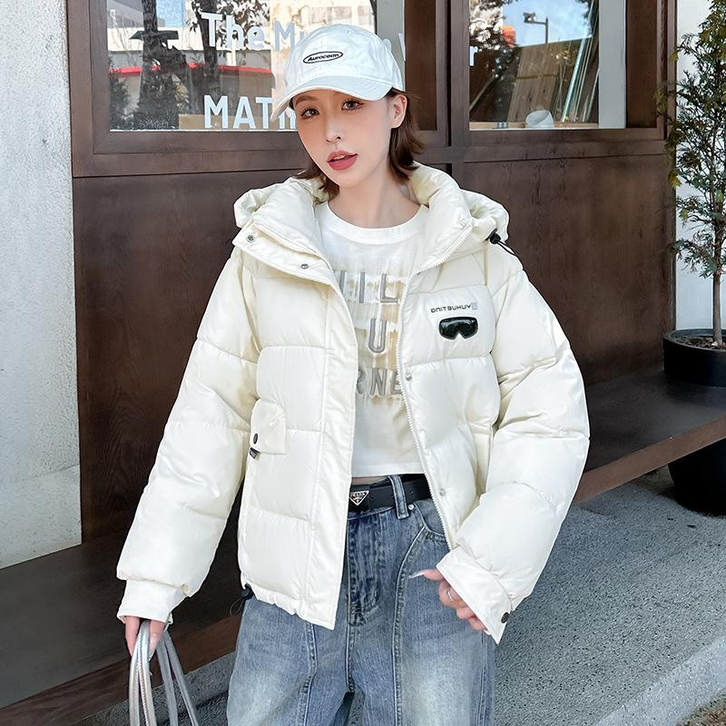 

Женская короткая ветрозащитная теплая зимняя куртка с капюшоном и отделкой в виде очков XXL бежевый