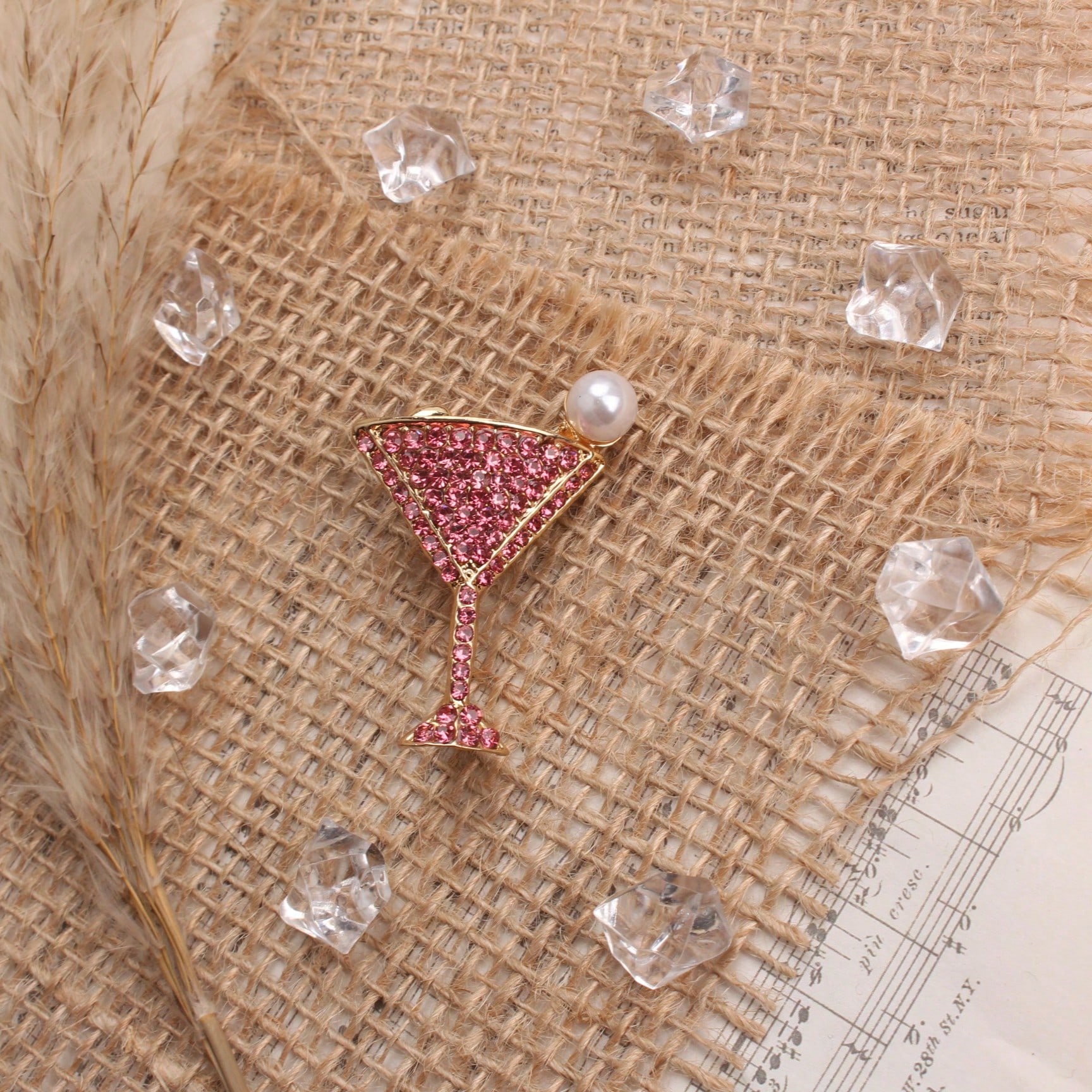 Vintage Cocktail Glass Brooch, Gold Tone Pink Rhinestone Pearl Glam Fashion Pin розовый