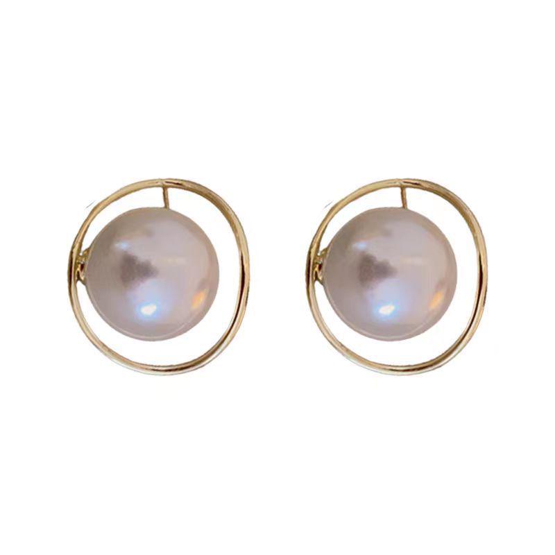 Minimalist Retro Pearl Stud Earrings: Versatile, High-End Statement Jewelry for Women