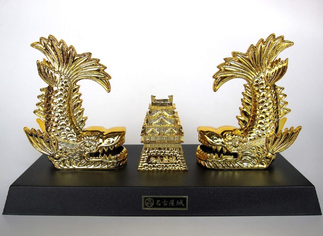 

Пара золотых шачихоко и Нагойский замок. Символический замок Нагои и золотые украшения сячихоко.