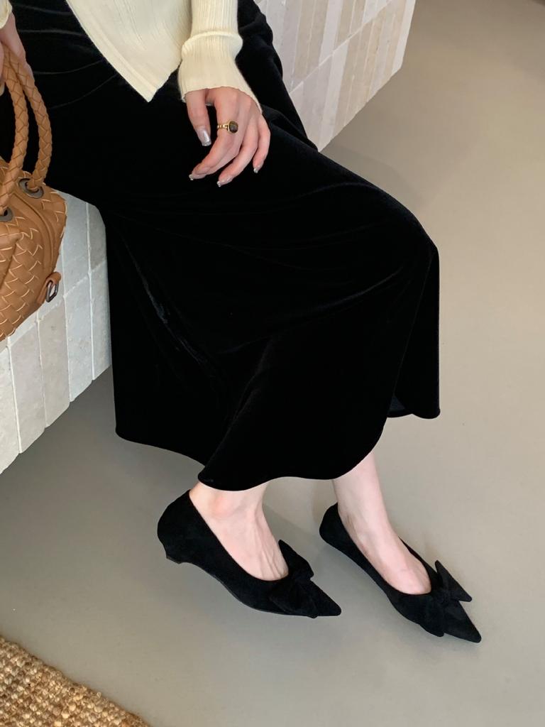 Pointed Suede Bow Retro Low-heeled Shoes Women's 2025 Autumn New Fashion Versatile Stiletto Commuter Shoes