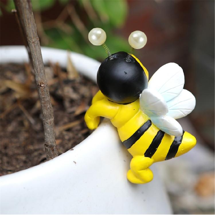 2Pieces Cute Climbing Bees Resin Pot Huggers Figurines for Personalizing Garden Patios Balconies and Home Decoration