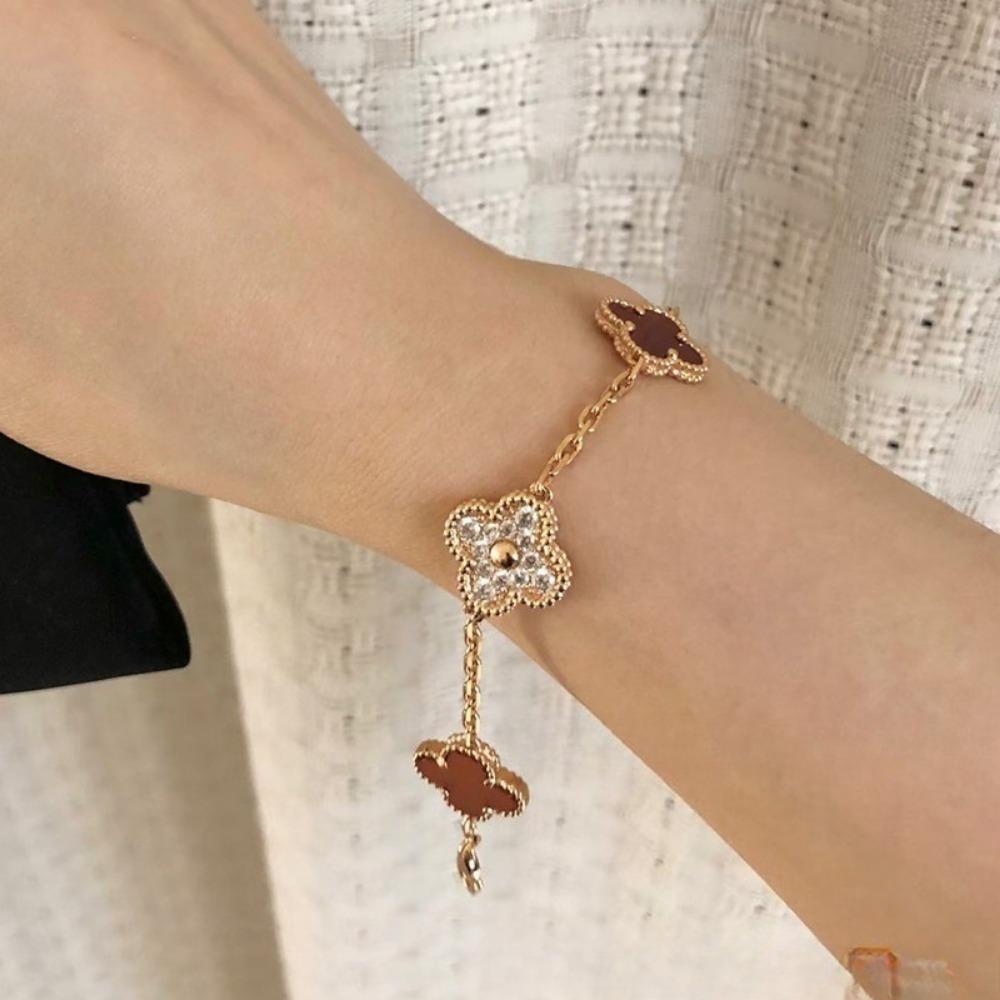 Hochwertiger roter Chalcedon Laser vierblättriges Kleeblatt fünfblütiges Armband 18K Roségold leichter Luxusschmuck Geschenk für Freundin