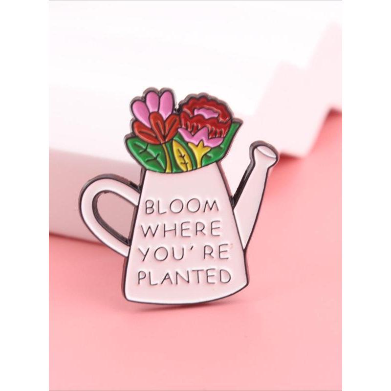 Q437 Stylish Letter-Pattern Flower Brooch One Size разноцветный