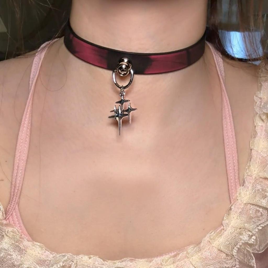 Chique Pittige Meisje Leren Bel Choker Ketting – Uniek Minderheidsontwerp