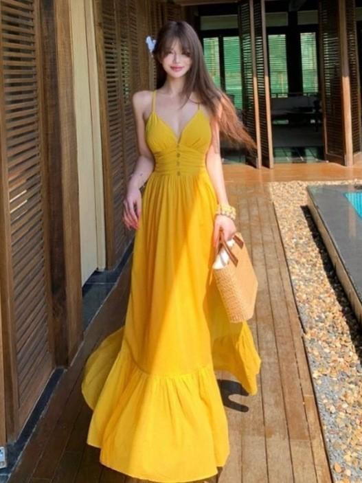 Beautiful yellow v-neck suspender dress for travel and vacation, women's waist and thin swinging seaside dress