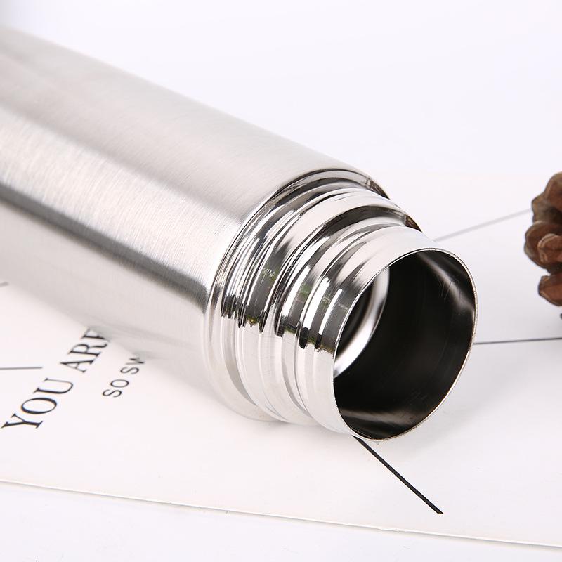 Dwuarurowy kubek sportowy na wodę ze stali nierdzewnej 304, izolowany próżniowo, z zakrętką typu bullet, personalizowany