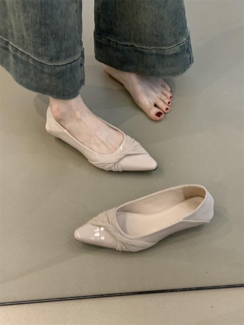 

French evening wind pointed single shoes women s 2025 new gentle temperament celebrity splicing shallow mouth wedge heel commuter shoes 40