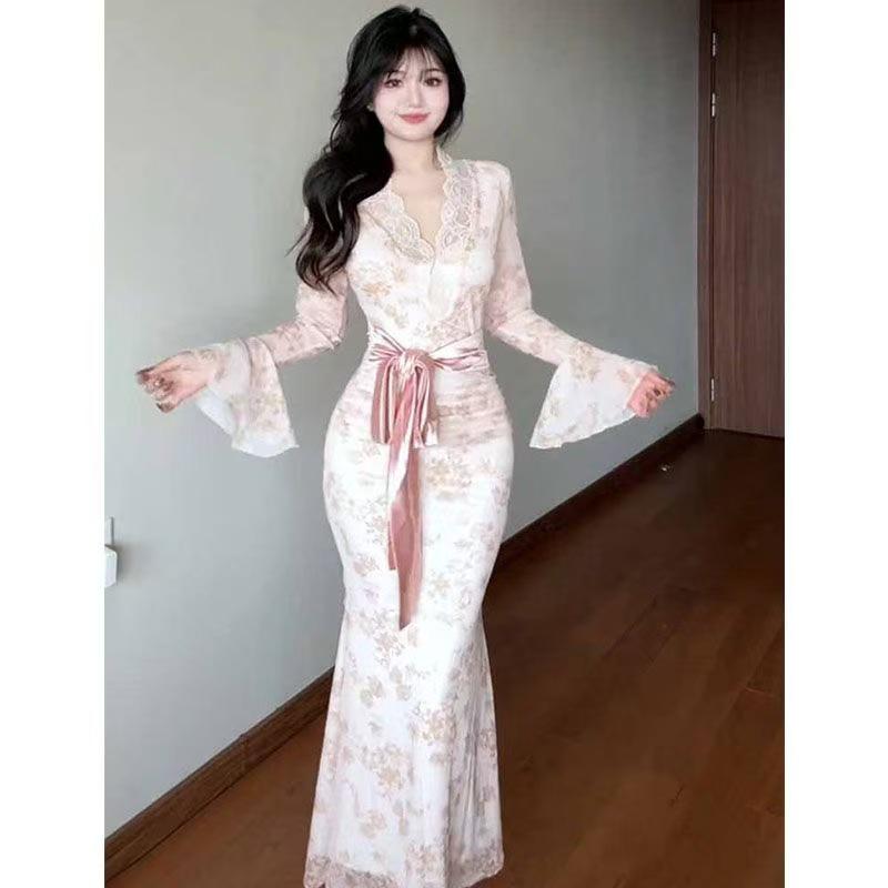 Elegant Sexy V-neck Lace Dress with Bell Sleeves - Autumn/Winter Waist-Cinching Long Style