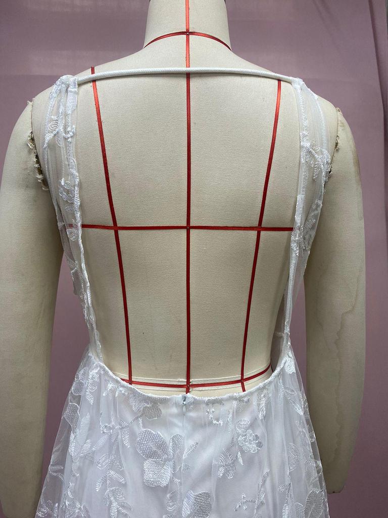 Rochie Lungă Albă Europeană și Americană cu Dantelă și Decolteu V Adânc, cu Design Ajurat