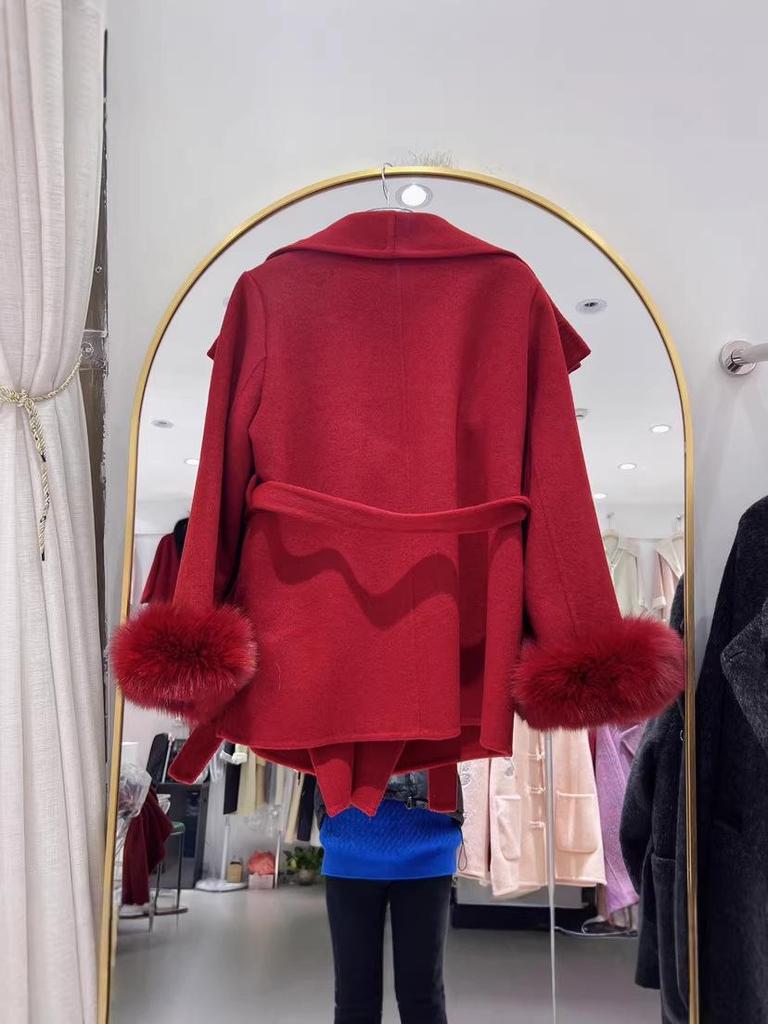 Scarlet 2025 Autumn/Winter Woolen Coat with Fox Fur Cape