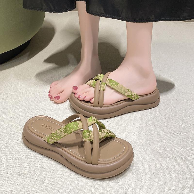 Niche design thick-soled slippers for women's summer wear, new with skirts, beach cool slippers