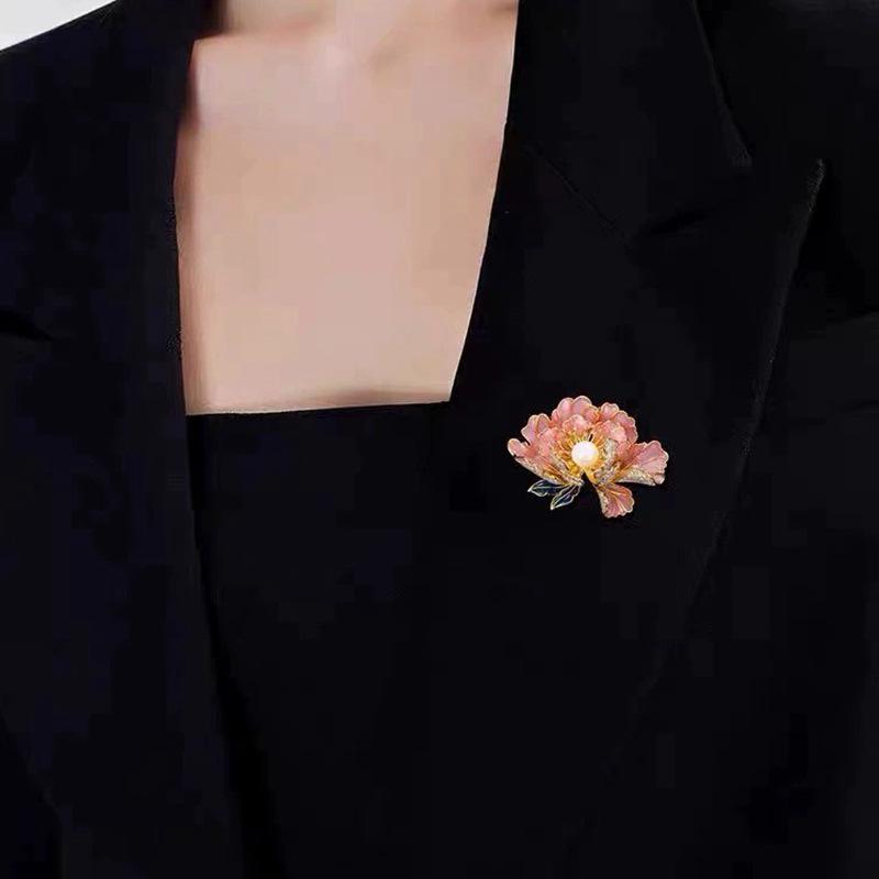 Chinese Peony Brooch: Elegant Alloy Pin for Women's Cheongsam and Coat.
