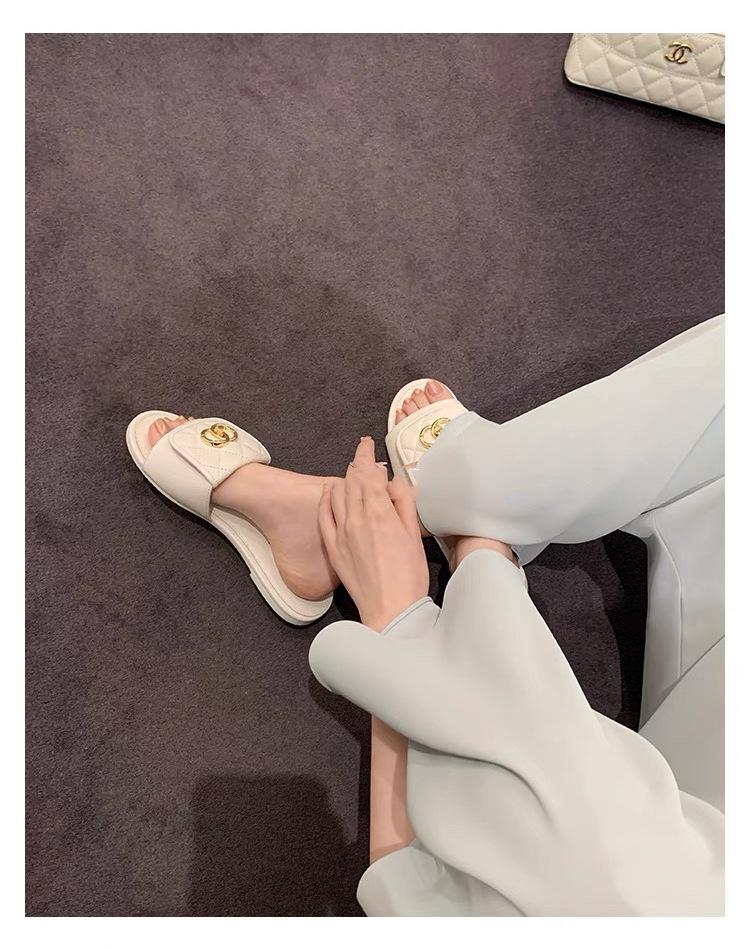 

Версия люкс Xiaoxiangfeng школьный рюкзак пряжка тапочки на плоской подошве шлепанцы с перемычкой 2025 новый мягкая кожа ромбовидный узор уличные тапочки 40 белый