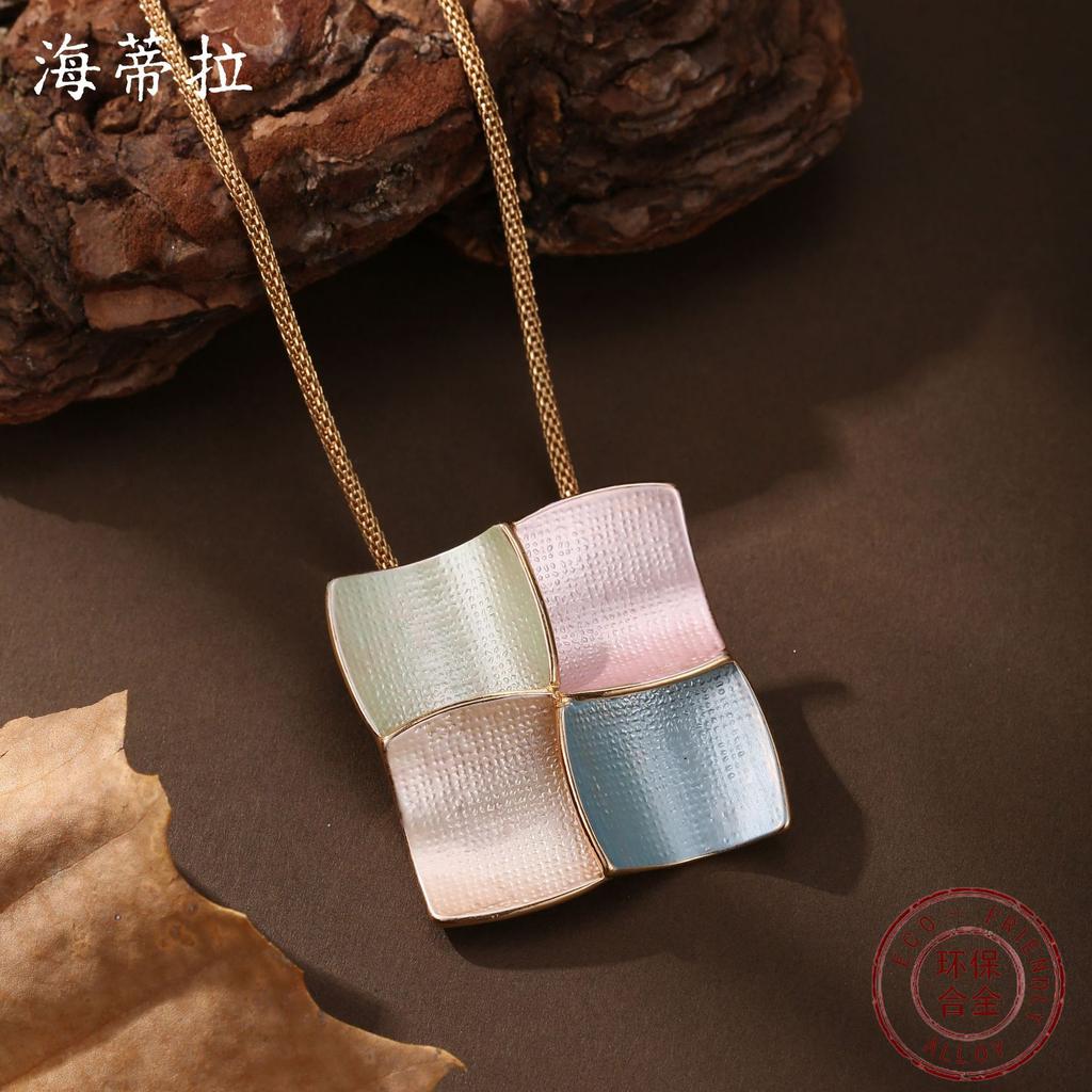 Nouveau pendentif carré géométrique en émail, collier carré polyvalent haut de gamme pour femmes.