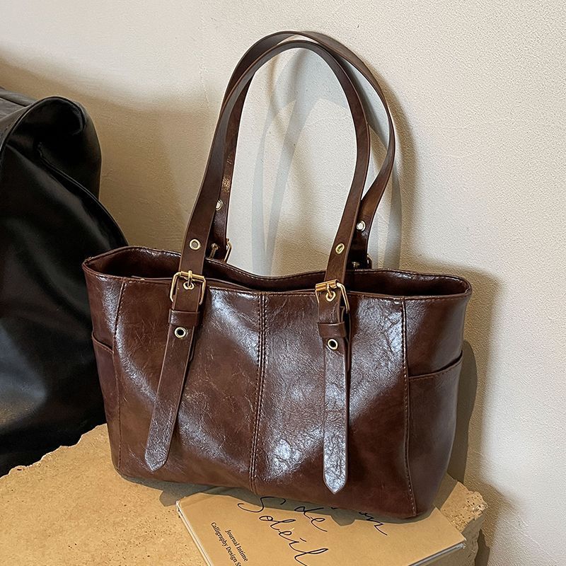

Niche high sense 2025 retro bag new fashion rad versatile shoulder bag large capacity commuter tote bag темно-коричневого