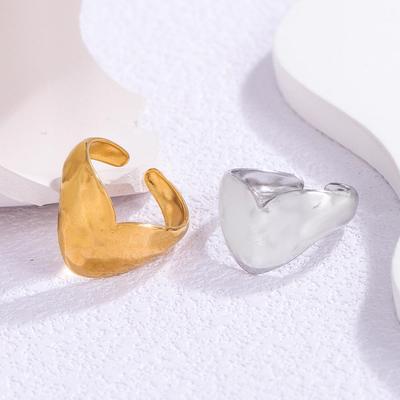 Minimalistischer Herzförmiger Gold-Titan-Ring - Trendige, Luxuriöse Metalltextur