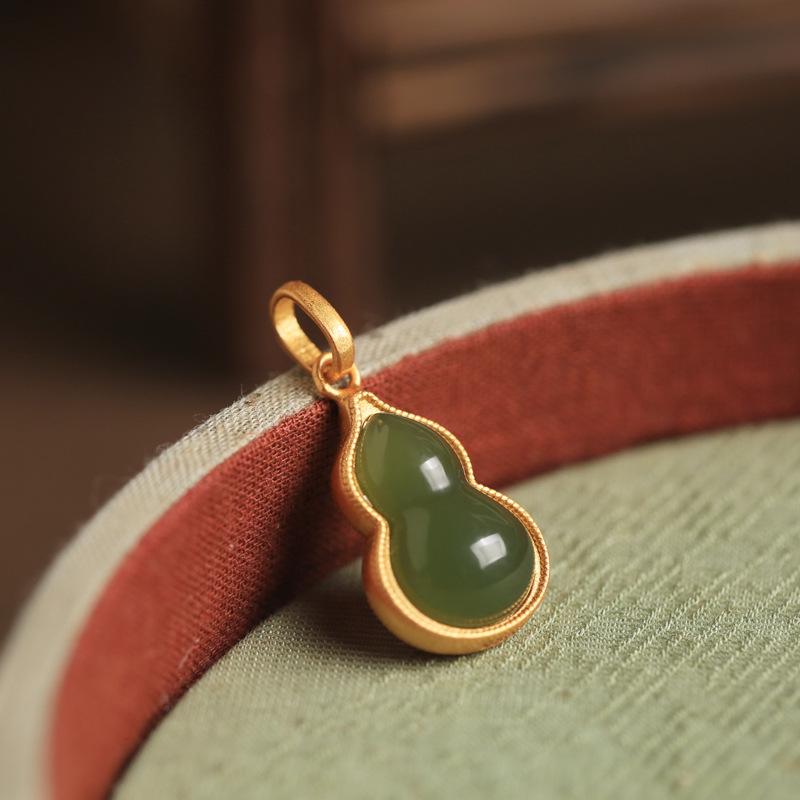 Natural Hetian Jade Gourd Necklace for Women, Vintage Niche Light Luxury Design, Chinese Style Fashion Classic Enamel Clavicle Chain