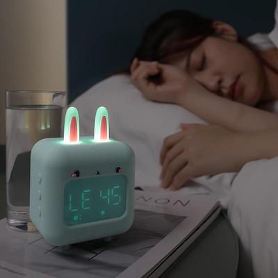 Réveil Lampe de Nuit en Silicone Lapin Coquin pour Enfants avec Sonneries Personnalisables et Carte SD.