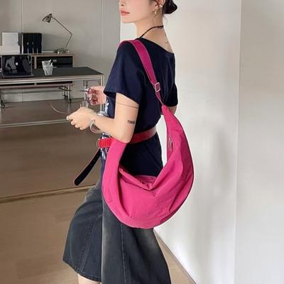 Jednoramenná taška Dumpling pro ženy Lehká a sportovní crossbody taška Ležérní a minimalistická nákupní taška