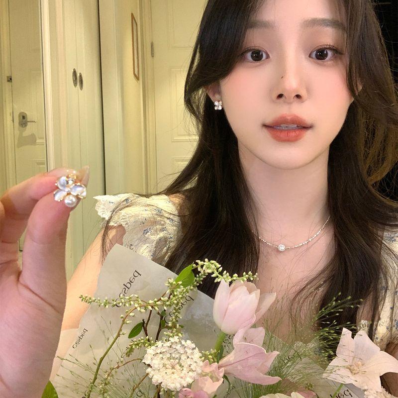 

French Retro Dripping Oil Flower Pearl Stud Earrings Female Accessible Luxury Fancy Elegant Earrings Non-Piercing Ear Clip S925 silver needle-flower Pearl pair