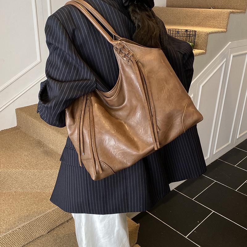 Large Capacity Commuter Tote Bag Women's 2025 New Trendy Autumn and Winter Popular Fashion Retro High-end Shoulder Bag