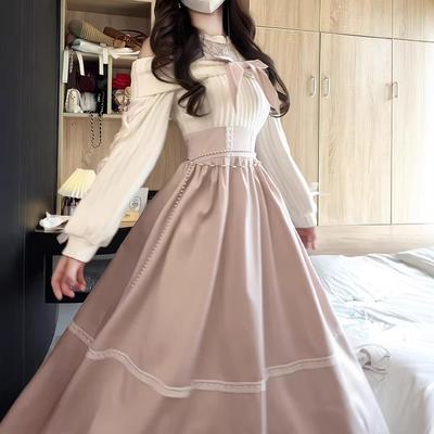 Herbstliches Hellrosa Off-Shoulder-Kleid mit süßer Schleife, Spitzendetails und tailliertem Bund - Trendiger und süßer langer Stil für Damen