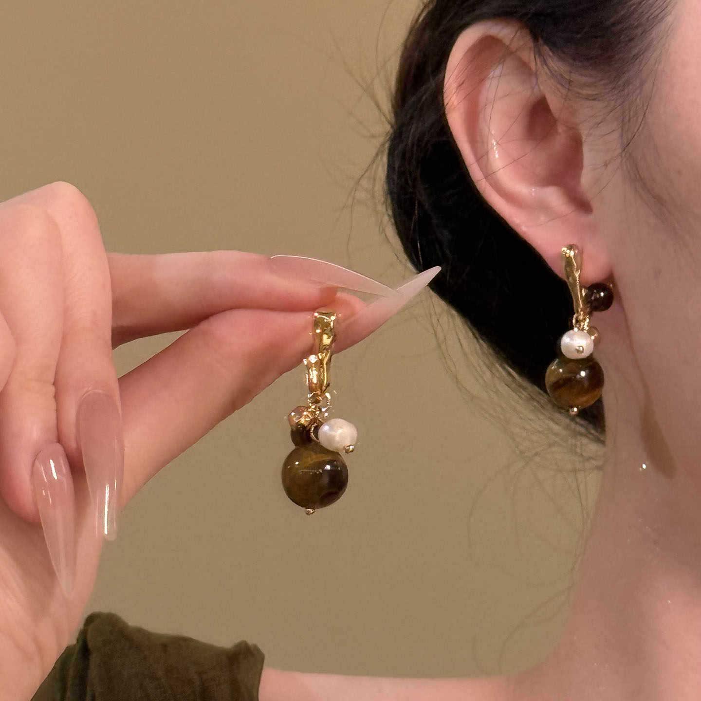 

Ретро сережки-пусети з Тигровим Оком бурштинового кольору - Елегантні осінньо-зимові прикраси