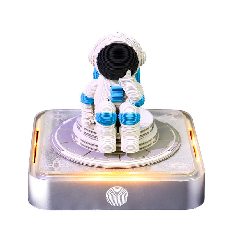 2026 Astronaut 3D Paper Sculpture Calendar: Creative Desktop Ornament with Sticky Notes, Perfect Cultural Gift and Souvenir.