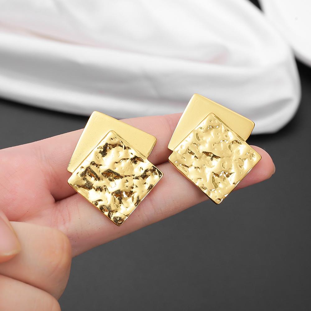 Boucles d'oreilles carrées pliées irrégulières à la mode, Boucles d'oreilles et bijoux exclusifs pour femmes, Boucles d'oreilles et accessoires personnalisés pour les trajets quotidiens.