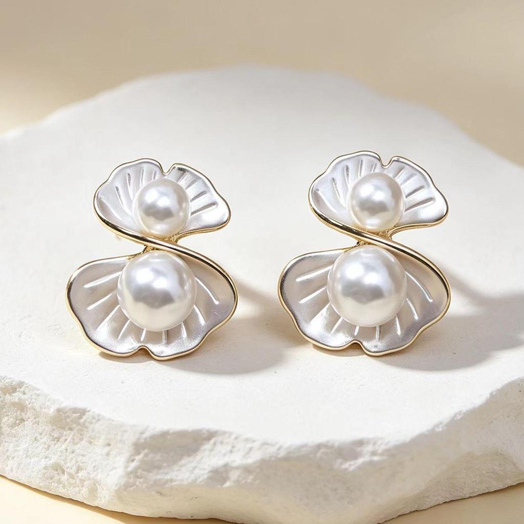Retro Light Luxury Shell Pearl Enamel Stud Earrings