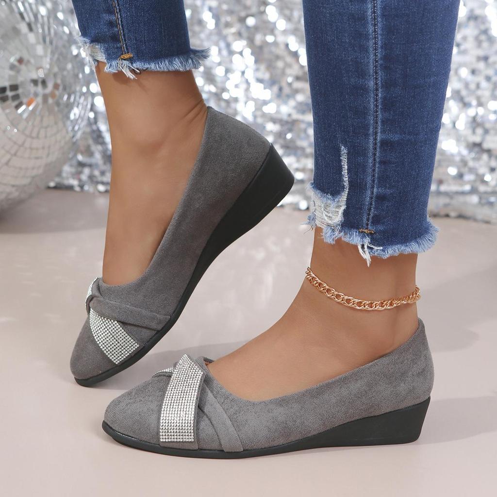 Mocassini Sneakers da Donna Taglie Forti con Punta Acuta e Tacco a Zeppa - Primavera 2024