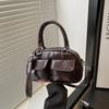 Korean version of trendy niche design underarm baguette bag women's 2025 autumn new shoulder Boston bag bowling bag