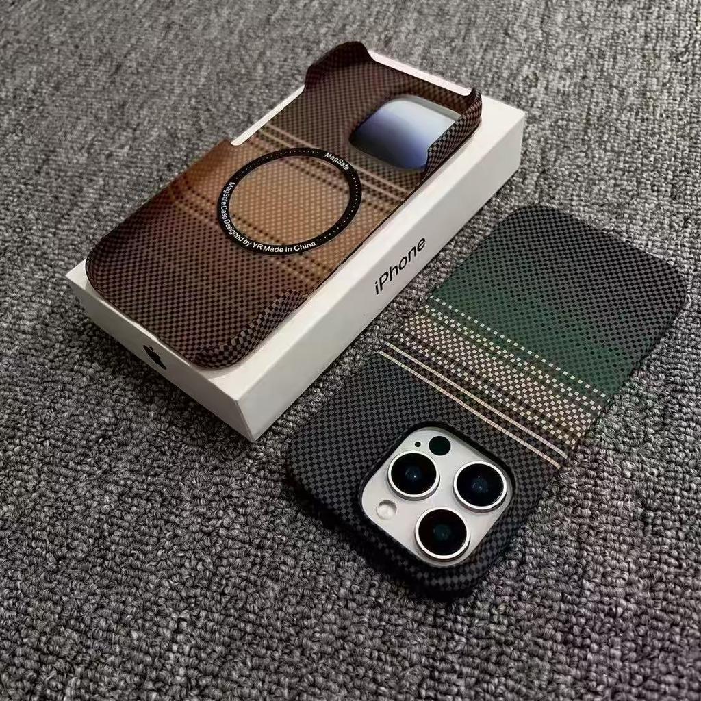 Dotyczy iPhone17proMax Matowe Etui na Telefon z Magnetycznym Mocowaniem Włókno Węglowe Apple 16 Półopakowanie Krata 15 Etui Ochronne