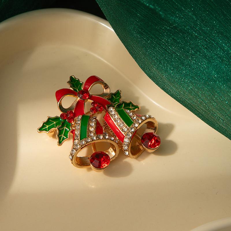 

Christmas Brooch for Women European Style Metal Enamel Wreath Brooch with Hollow Rhinestones Elegant Fashion Jewelry for Party Outfits