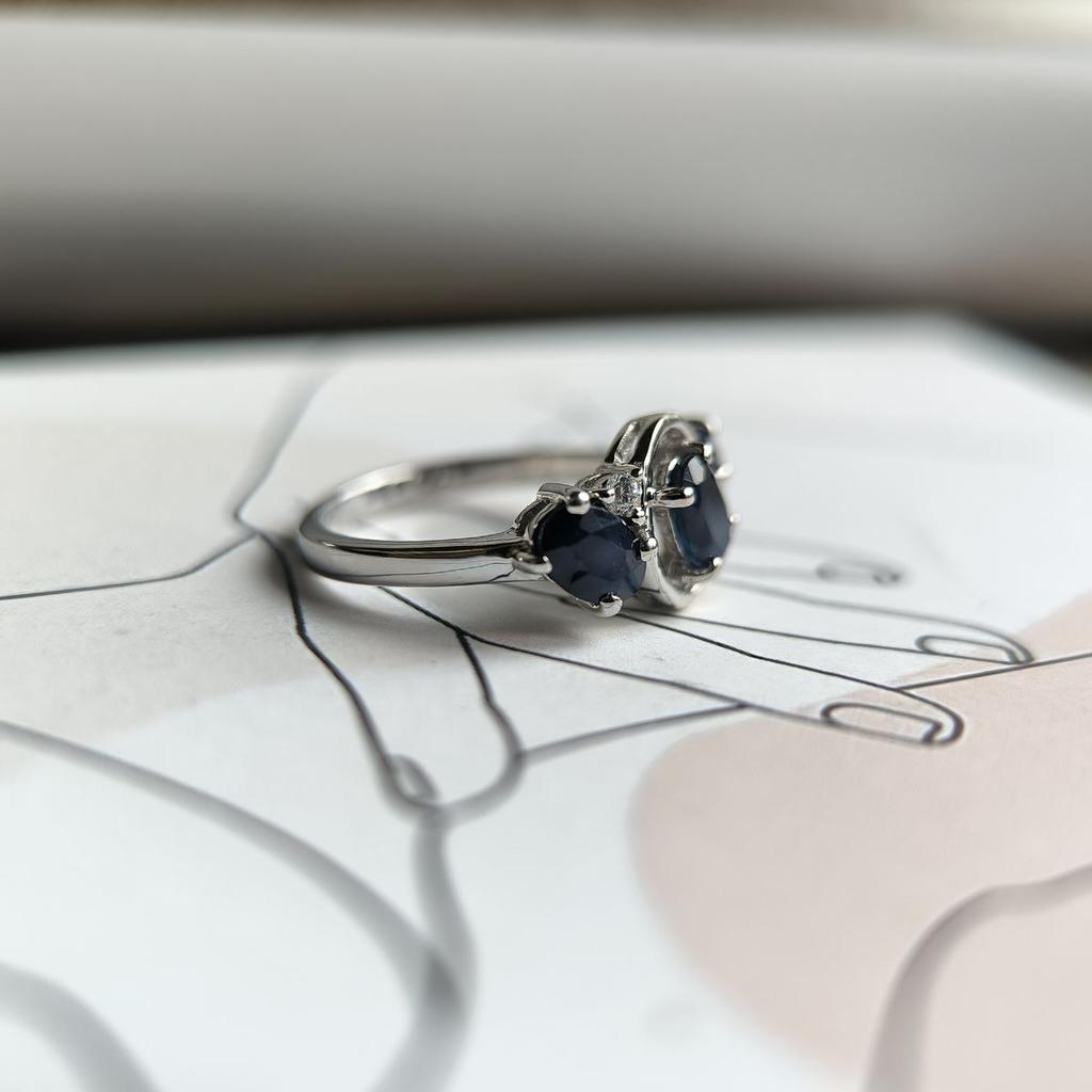 Серебряное кольцо с натуральным сапфиром 1.775ct, вес изделия 2,84 гр (2194743)