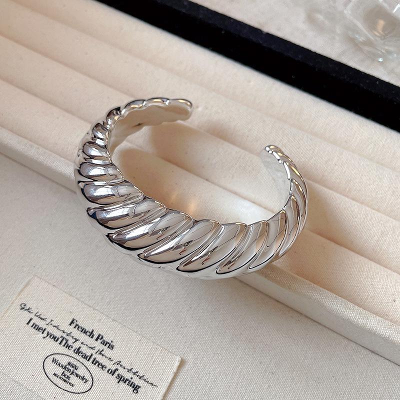 Schickes High-End-Metallarmband: Eleganter, Einzigartiger und Mutiger Damenschmuck