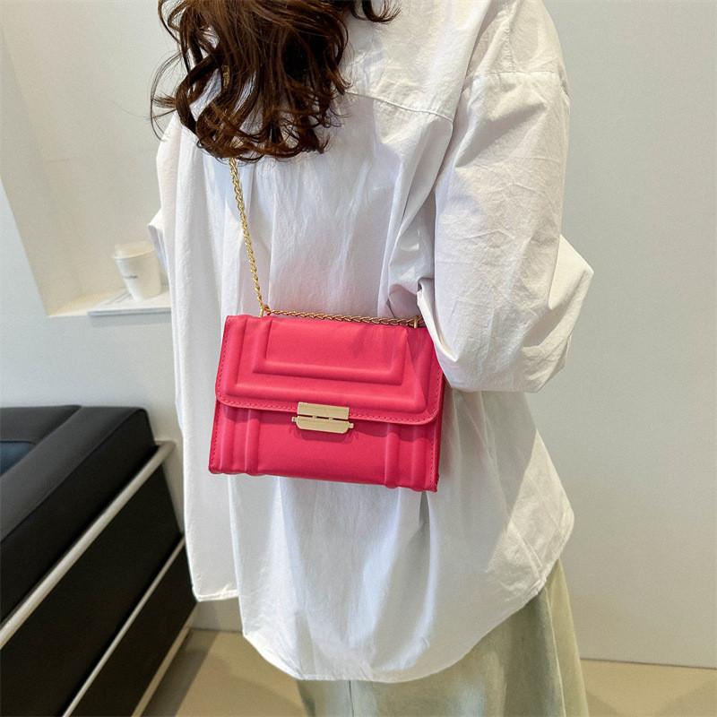 Trendige Kleine Schwarze Und Rosa Quadratische Tasche Mit Kettenriemen Für Damen, Ideal Für Lässige Outfits