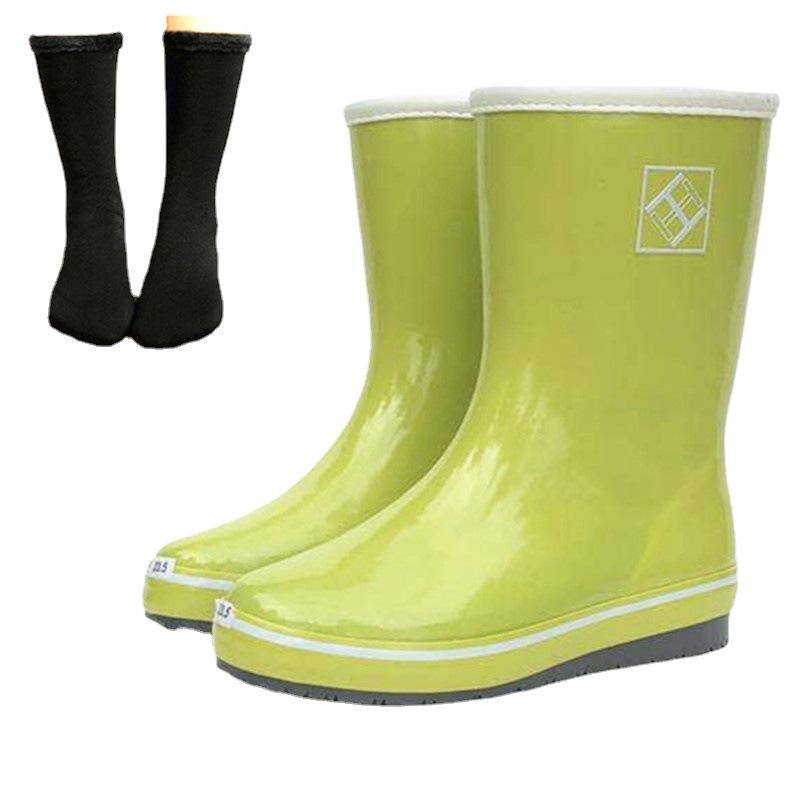 Women's Lightweight Mid-Tube Rubber Rain Boots - Fashionable, Soft, and Sweat-Absorbing for All Seasons.